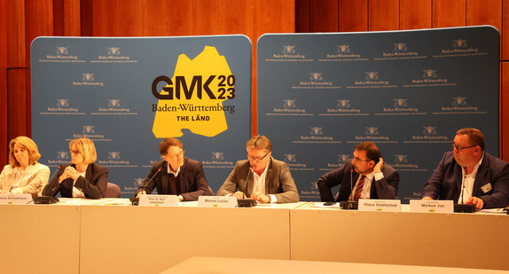 Pressekonferenz der GMK 2023 in Friedrichshafen mit Minister Manne Lucha (Baden-Württemberg), Senatorin Melanie Schlotzhauer (Hamburg), Ministerin Prof. Dr. Kerstin von der Decken (Schleswig-Holstein), Staatsminister Klaus Holetschek (Bayern) und Bundesgesundheitsminister Prof. Dr. Karl Lauterbach.