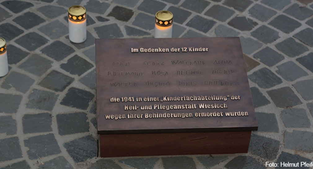 Gedenkstein mit Gravur: Im Gedenken der 12 Kinder Doris, Georg, Waltraud, Anna, Rosemarie, Rosa, Helmut, Ingrid, Walter, Ursula, Doris und Friedrich, die 1941 in einer "Kinderfachabteilung" der Heil- und Pflegeanstalt Wiesloch wegen ihrer Behinderungen ermordert wurden.