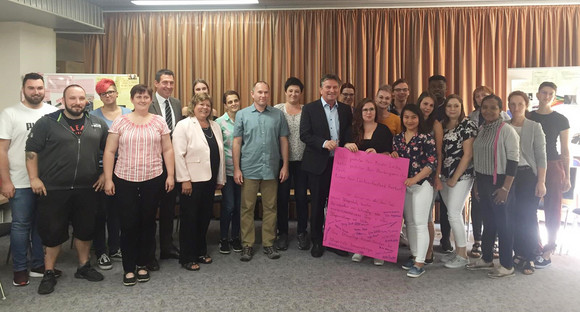 Gruppenbild von Minister Manne Lucha mit Schülerinnen und Schülern der Caritas-Fachschule für Altenpflege in Donaueschingen