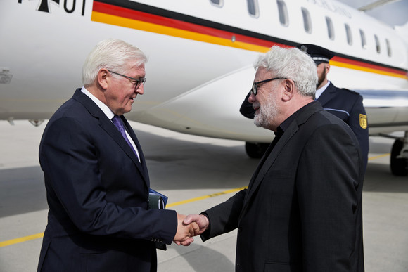ANTRITTSBESUCH Bundespräsident Steinmeier in Baden-Württemberg Begrüßung am Flughafen: Bundespräsident Frank-Walter Steinmeier (l.) und Staatsminister Klaus-Peter Murawski (r.)