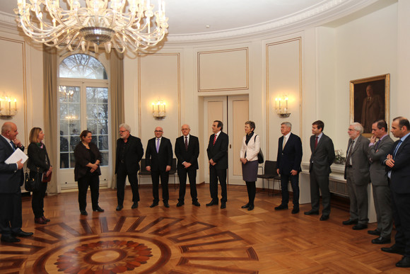 Empfang Gedankenaustausch mit Berufskonsuln Staatsminister Klaus-Peter Murawski (4.v.l.) begrüßt die in Baden-Württemberg ansässigen Berufskonsuln im Runden Saal der Villa Reitzenstein