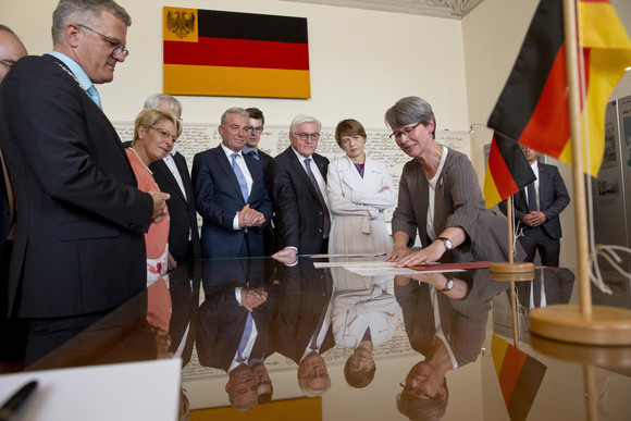 ANTRITTSBESUCH Bundespräsident Steinmeier in Baden-Württemberg Rastatt, Erinnerungsstätte für die Freiheitsbewegungen in der deutschen Geschichte – Bundesarchiv: Bundespräsident Frank-Walter Steinmeier (4.v.r.), Elke Büdenbender (3.v.r.) und Innenminister Thomas Strobl (5.v.l.)