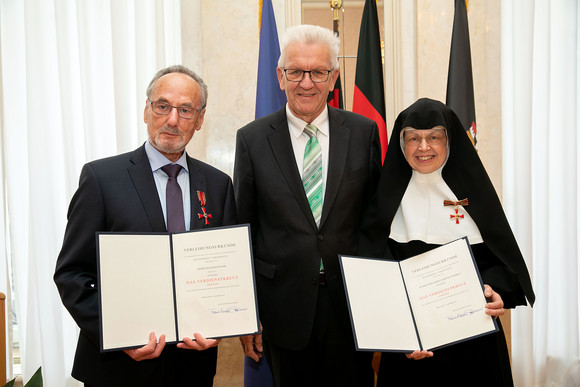 Auszeichnung Kretschmann würdigt besonderes ehrenamtliches Engagement Manfred Wahl (l.), Ministerpräsident Winfried Kretschmann (M.) und Schwester Martina Merkle (r.) (Bild: Staatsministerium Baden-Württemberg)