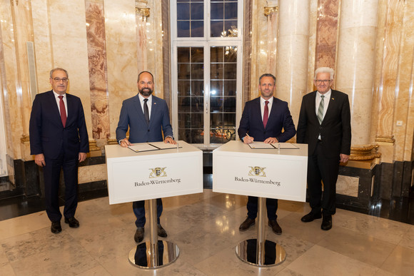 Künstliche Intelligenz Vertiefte Zusammenarbeit mit der Schweiz bei Künstlicher Intelligenz Patrik Wermelinger von Switzerland Global Enterprise und der Geschäftsführer von Baden-Württemberg International Dr. Christian Herzog unterzeichnen flankiert vom Schweizer Bundespräsidenten Guy Parmelin und Ministerpräsident Winfried Kretschmann ein Memorandum of Understanding zur Zusammenarbeit zwischen der Schweiz und Deutschland beim Thema Künstliche Intelligenz.