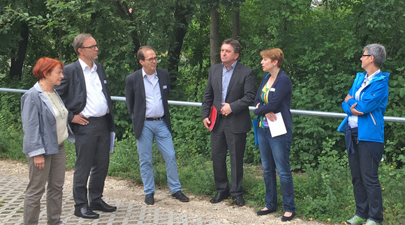 Regine Glück (eva Evangelische Gesellschaft Stuttgart), Michael Waldmann (Kreisdiakonieverband Landkreis Esslingen), Dr. Jürgen Armbruster (eva Evangelische Gesellschaft Stuttgart), Minister Manne Lucha, Andrea Lindlohr (Landtagsabgeordnete, Arbeitskreis Wirtschaft, Arbeit und Wohnungsbau) und Katharina Kiewel (Landratsamt Esslingen)