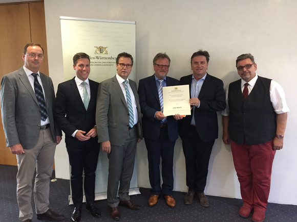 Gruppenbild mit Förderbescheid: Dr. med. Frank Heimann (Pneumologe, Vorsitzender des Berufsverbandes der Pneumologen in Baden-Württemberg), Manuel Hagel (Landtagsabgeordneter), Minister Peter Hauk, Wolfgang Bachmann (Geschäftsführung Gesundheitsnetz Süd eG), Minister Manne Lucha und Dr. med. Michael Barczok (Pneumologe, fachlich-medizinische Leitung des Projekts)