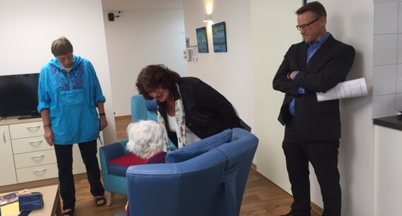 Staatssekretärin Bärbl Mielich spricht mit Bewohnerin einer Seniorenwohnanlage in Buggingen
