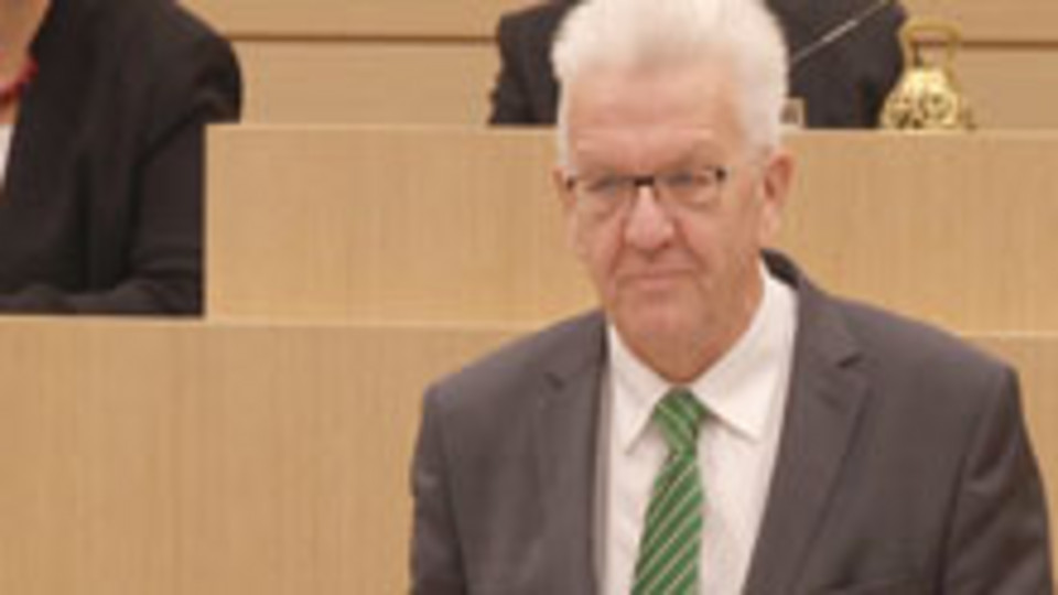 Ministerpräsident Winfried Kretschmann am Rednerpult im Landtag von Baden-Württemberg.