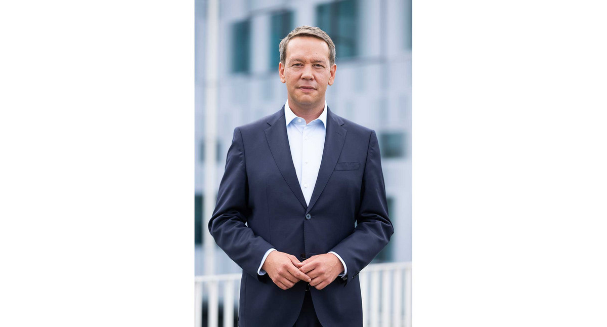 Porträtfoto Oliver Hildenbrand auf Terrasse des Sozialministeriums Baden-Württemberg
