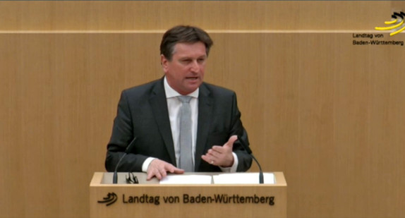 Sozial- und Integrationsminister Manne Lucha spricht in Plenarsaal im Landtag von Baden-Württemberg