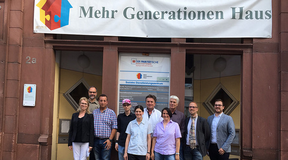 Gruppenbild vor dem Generationenhaus in Mannheim