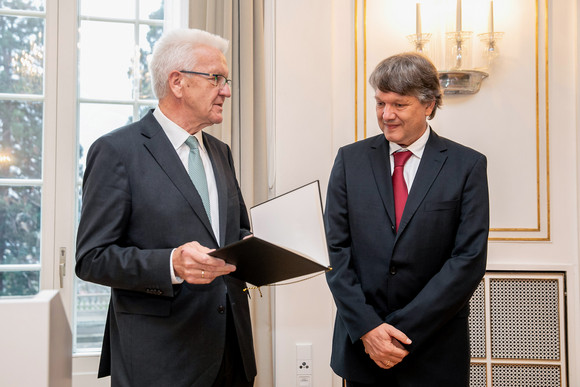Auszeichnung Große Staufermedaille in Gold an Dr. Christof Bosch Ministerpräsident Winfried Kretschmann (l.) und Dr. Christof Bosch (r.) (Bild:
