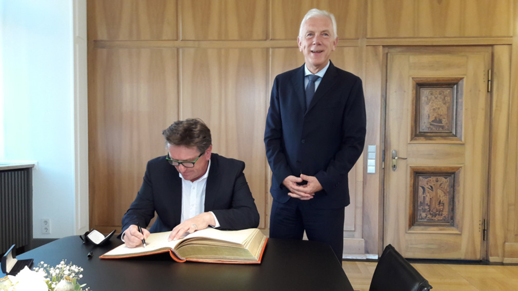 Minister Lucha trägt sich am 17. August 2016 ins Goldene Buch der Stadt Heilbronn ein