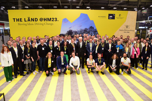 Industrie Kretschmann besucht Hannover Messe Gruppenbild mit Ministerpräsident Winfried Kretschmann (M.) am Baden-Württemberg Gemeinschaftsstand