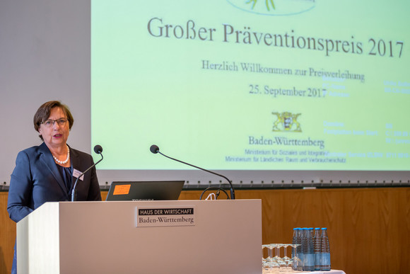 Dr. Monika Vierheilig (Ministerium für Soziales und Integration Baden-Württemberg; Stellv. Vorstandsvorsitzende der Stiftung für gesundheitliche Prävention Baden-Württemberg) spricht an Redepult