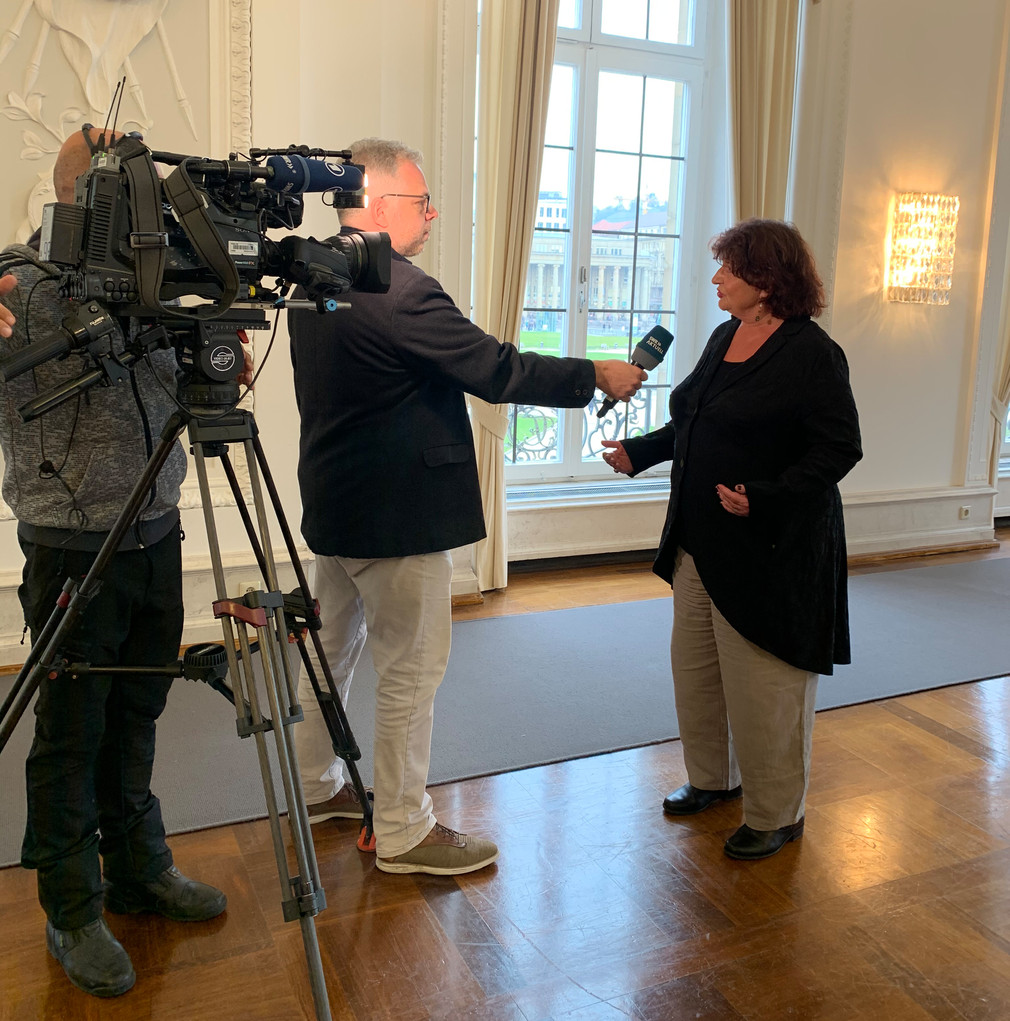 Kamerateam filmt Staatssekretärin Bärbl Mielich während Interview mit SWR Aktuell