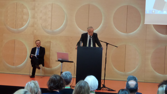 Fachtagung „Kommunale Alkohol-prävention: Junge Menschen im öffentlichen Raum“ Peter Lang von der Bundeszentrale für gesundheitliche Aufklärung spricht an Redepult
