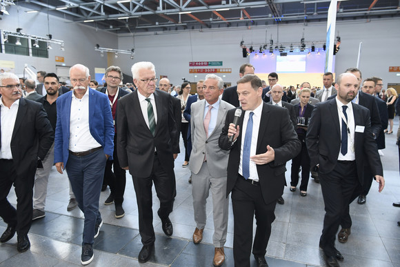 Mobilität Strategiedialog Automobilwirtschaft BW zieht erstes Resümee Rundgang auf dem Forum (Foto: © e-mobil BW / Studio KD Busch)