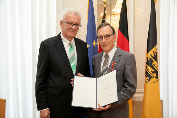 Auszeichnung Kretschmann würdigt besonderes ehrenamtliches Engagement Ministerpräsident Winfried Kretschmann (l.) und Reiner Hub (r.) (Bild: Staatsministerium Baden-Württemberg)