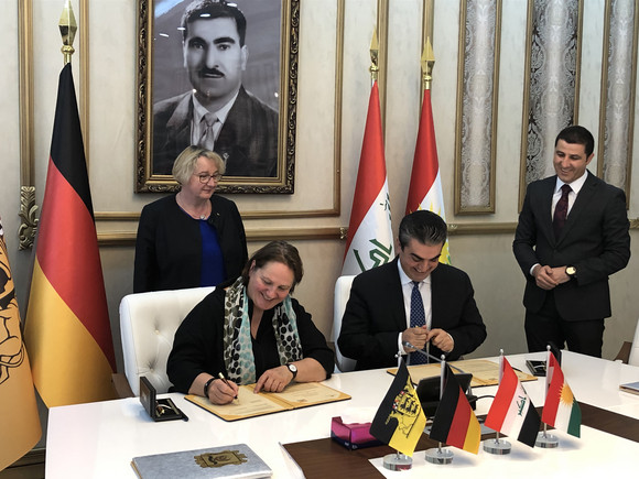 Delegationsreise Besuch in der Autonomen Region Kurdistan-Irak Staatsministerin Theresa Schopper (2.v.l.) und der Gouverneur des Gouvernements Dohuk, Farhad Atrushi (2.v.r.), bei der Unterzeichnung eines Kooperationsabkommens im Bereich der humanitären Hilfe mit dem Land Baden-Württemberg, daneben Wissenschaftsministerin Theresia Bauer (l.) (Bild: Staatsministerium Baden-Württemberg)