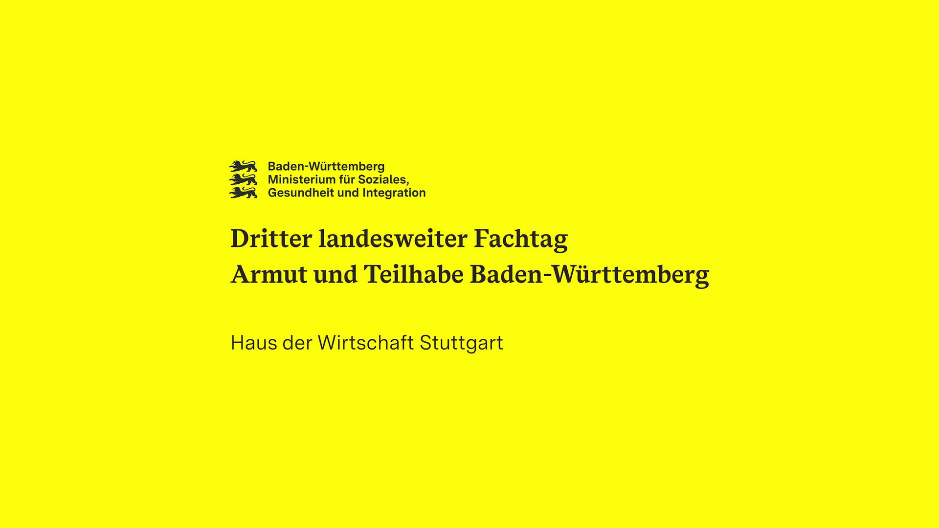 Eine Frau steht in einem Raum vor Seminarteilnehmenden, hinter ihr hängen große Poster mit Notizen an der Wand. 