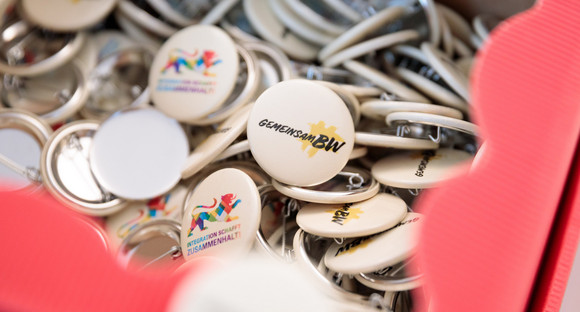 Integration Erster Landesfachtag Migrantenorganisationen in Stuttgart Ansteckbuttons „#gemeinsamBW“ und „Integration schafft Zusammenhalt“