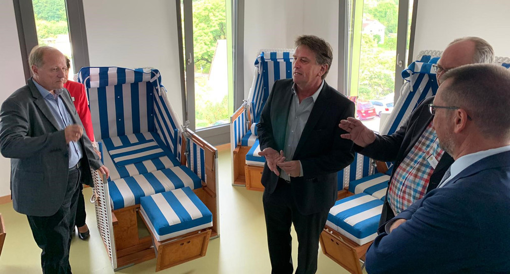 Minister Manne Lucha besichtigt den Aufenthaltsraum mit Strandkörben als Sitzgelegenheit in der Therapeutischen Wohngruppe Ehingen