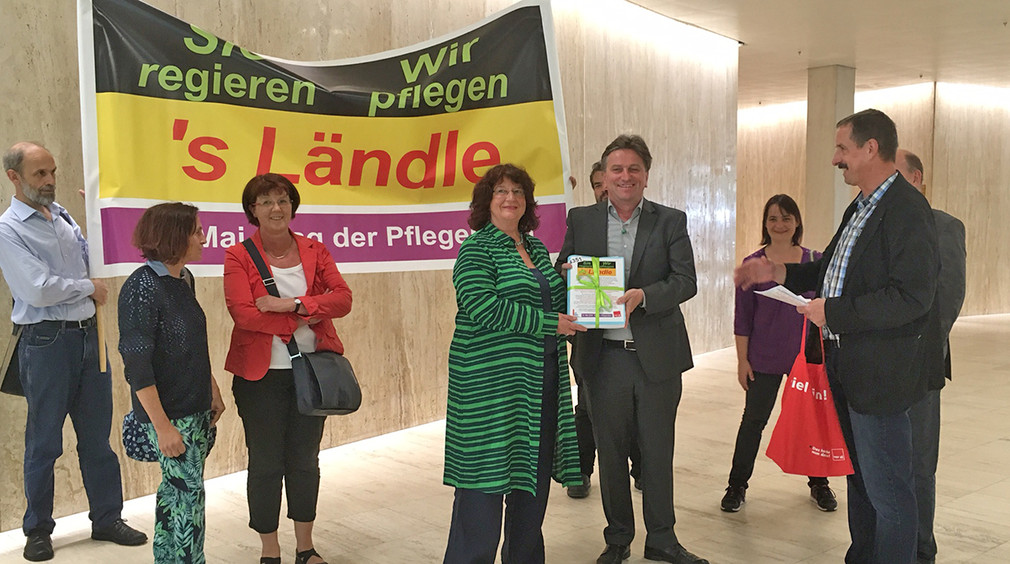 Minister Manne Lucha und Staatssekretärin Bärbl Mielich nehmen Unterschriftensammlung entgegen