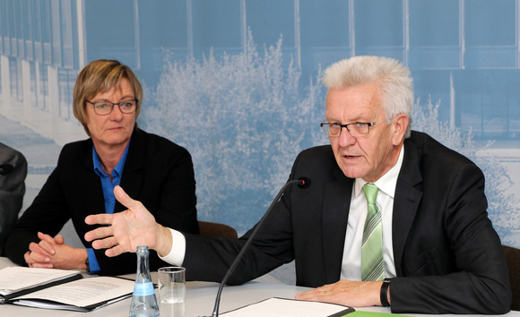 Pressekonferenz Regierungsentwurf des Landeshaushalts 2017 vorgestellt Ministerpräsident Winfried Kretschmann (r.) und Finanzministerin Edith Sitzmann (l.)