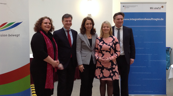 Gruppenfoto von Susanne Schwalgin (Handicap International e.V.), Ralph Tiesler (Vize-Präsident des Bundesamts für Migration und Flüchtlinge), Aydan Özuguz (Beauftragte der Bundesregierung für Migration, Flüchtlinge und Integration), Verena Bentele (Beauftragte der Bundesregierung für die Belange von Menschen mit Behinderungen) und Sozial- und Integrationsminister Manne Lucha