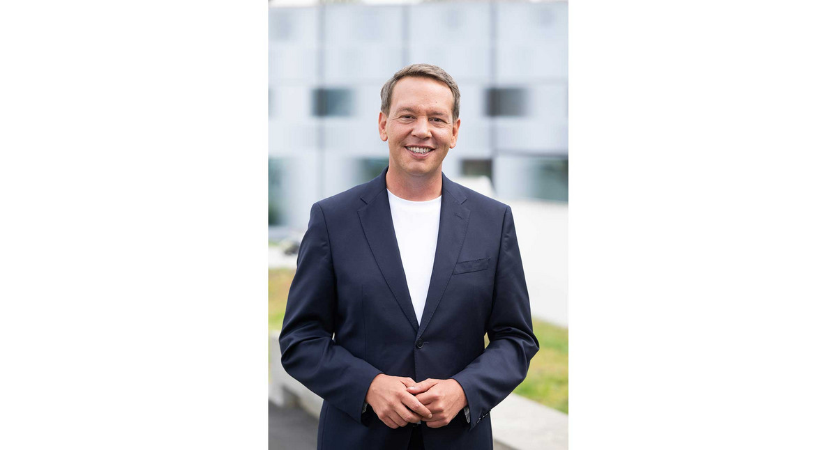 Porträtfoto Oliver Hildenbrand auf Terrasse des Sozialministeriums Baden-Württemberg