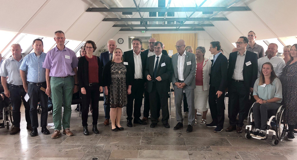 Gruppenfoto von Minister Manne Lucha mit Mitarbeitenden und Klienten der Ergänzenden unabhängigen Teilhabeberatungsstelle (EUTB) in Schwäbisch Hall