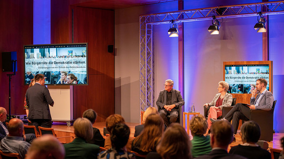 Bürgerbeteiligung Wie Bürgerräte die Demokratie stärken Diskussion mit dem Publikum. Auf der Bühne (v.l.n.r.): Prof. Dr. Frank Brettschneider, Staatsrätin Barbara Bosch und Moderator Jacob Birkenhäger