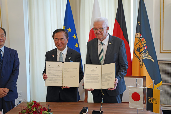 Internationale Zusammenarbeit Vertiefte Kooperation mit Kanagawa Ministerpräsident Winfried Kretschmann und Gouverneur Yuji Kuroiwa zeigen die unterzeichnete Gemeinsame Absichtserklärung zwischen Baden-Württemberg und Kanagawa.