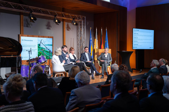 Europa 10. Donausalon zur Zukunft des Donauraums Podiumsdiskussion zum Thema „Die Zukunft des Donauraums und die Bedeutung der EU-Makrostrategien“