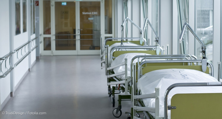 Betten im Krankenhausflur