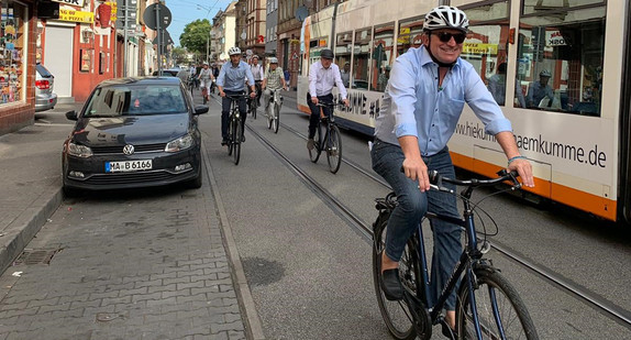 Minister Lucha bei der Sommertour auf dem Fahrrad unterwegs