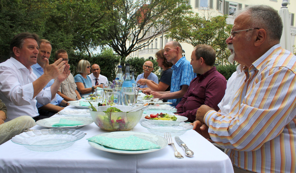 In Ravensburg aß Minister Lucha gemeinsam mit den Bewohnerinnen und Bewohnern der Seniorenwohngemeinschaft Villa Oppold zu Mittag.