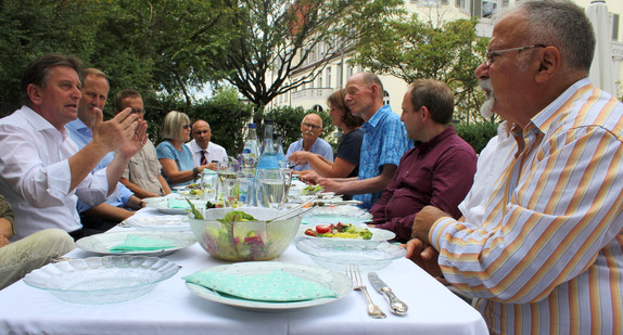 In Ravensburg aß Minister Lucha gemeinsam mit den Bewohnerinnen und Bewohnern der Seniorenwohngemeinschaft Villa Oppold zu Mittag.