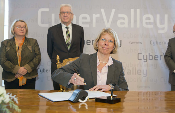 Forschung Europäische Forschungskooperation „Cyber Valley“ startet Anke Kleinschmit, Leiterin Konzernforschung und Nachhaltigkeit; Umweltschutzbeauftragte Daimler AG