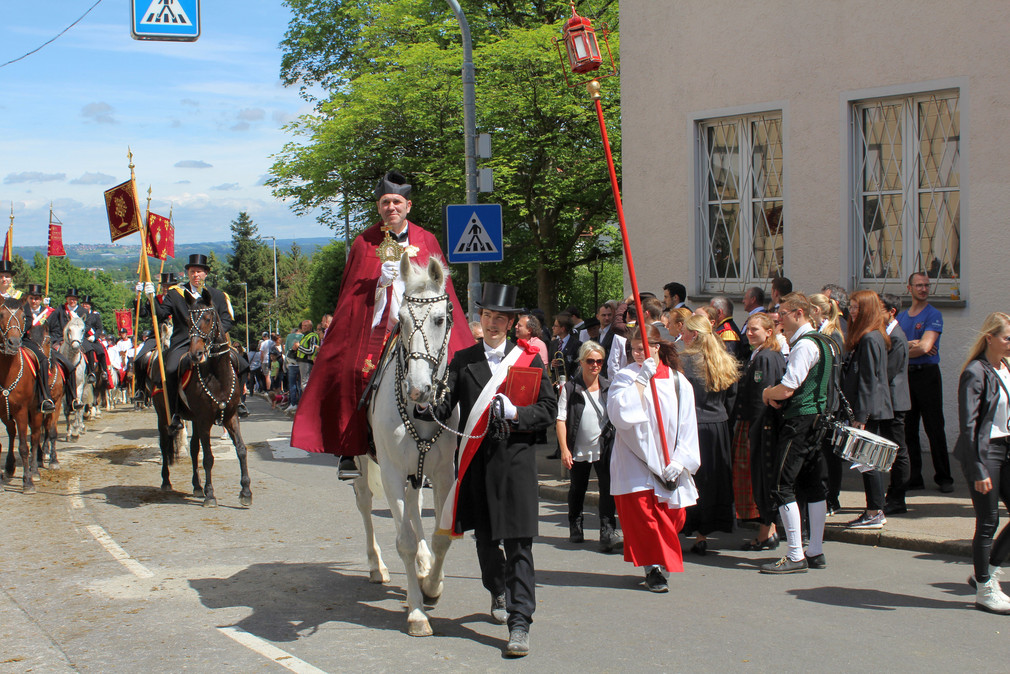 Reiterprozession durch die Stadt Weingarten mit Zuschauermenge