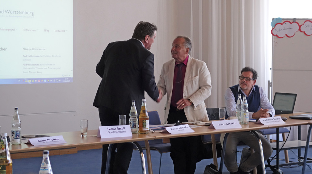 Minister Lucha bedankt sich bei Zeitzeuge Heinz Schmitz für seine Teilnahme an der Beiratssitzung "Für Akzeptanz & gleiche Rechte Baden-Württemberg" am 17.05.2017 in Stuttgart