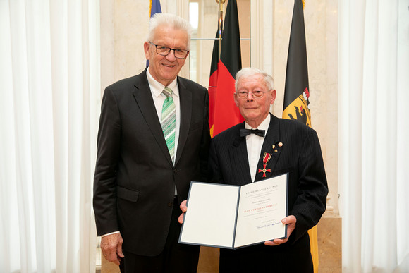 Auszeichnung Kretschmann würdigt besonderes ehrenamtliches Engagement Ministerpräsident Winfried Kretschmann (l.) und Ernst Schiebel (r.) (Bild: Staatsministerium Baden-Württemberg)