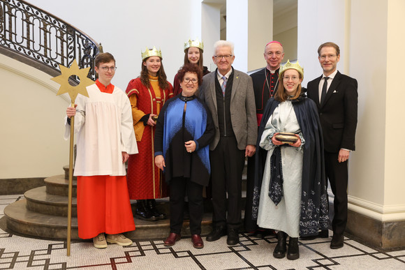 Aktion Dreikönigssingen Kretschmann empfängt Sternsingergruppen Ministerpräsident Winfried Kretschmann und seine Ehefrau Gerlinde, Staatsminister Dr. Florian Stegmann und Weihbischof Dr. Peter Birkhofer mit der Sternsingergruppe der Seelsorgeeinheit Konzenberg