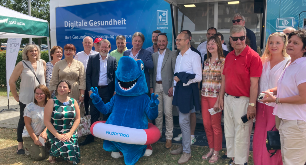 Der Minister im Gruppenbild vor dem Digital Health Truck.