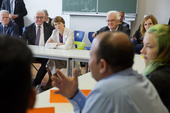 ANTRITTSBESUCH Bundespräsident Steinmeier in Baden-Württemberg Stuttgart, Gewerbliche Schule Im Hoppenlau: Bundespräsident Frank-Walter Steinmeier (2.v.l.), Ministerpräsident Winfried Kretschmann (2.v.r.) und Elke Büdenbender (M.)