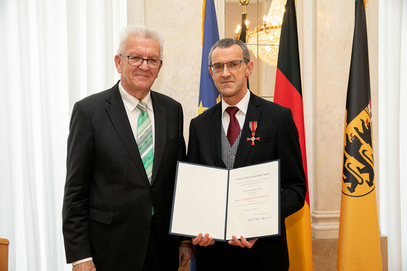 Auszeichnung Kretschmann würdigt besonderes ehrenamtliches Engagement Ministerpräsident Winfried Kretschmann (l.) und Herbert Lawo (r.) (Bild: Staatsministerium Baden-Württemberg)