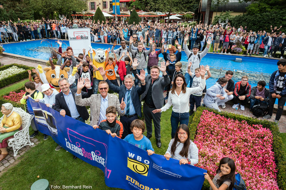 Gruppenfoto mit Sozial- und Integrationsminister Manne Lucha und Kindern vor dem Europa-Park Rust