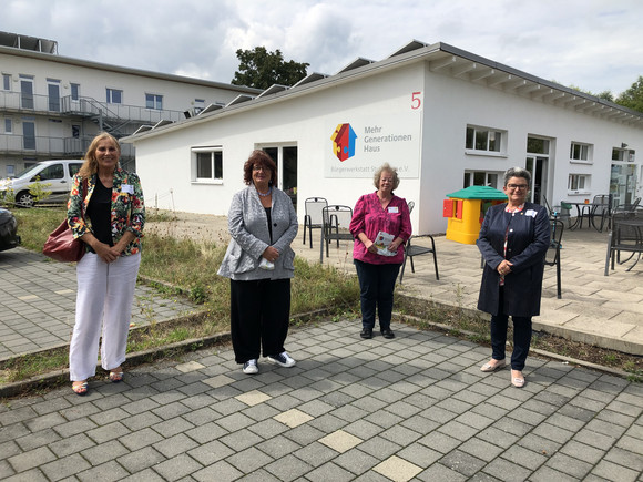 Andrea Schwarz MdL, Staatssekretärin Bärbl Mielich, Klaudia Dowrschak, Leiterin des Mehrgenerationenhauses Stutensee, und Oberbürgermeisterin Petra Becker vor dem Mehrgenerationenhaus.