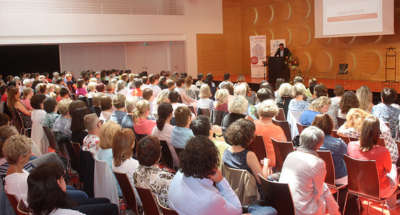 Der Minister bei seiner Rede vor den Teilnehmenden im Hospitalhof in Stuttgart